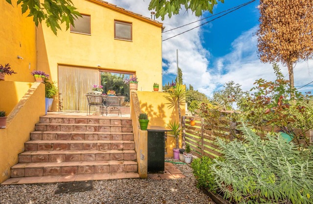 Lovely home in Vilademuls with WiFi