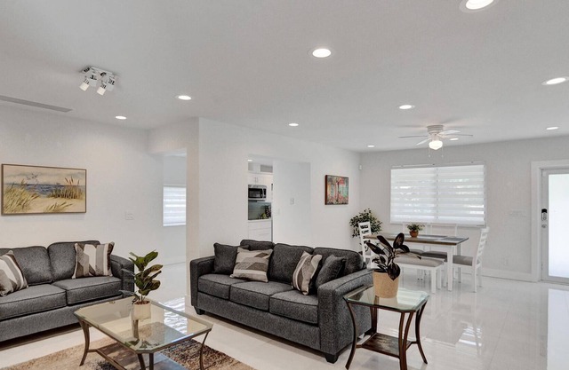 Lovely House, Wonderful Backyard & BBQ!