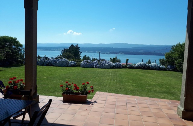 Lovely house, wonderfull views over the sea, free wi-fi, fireplace, bbq, garden