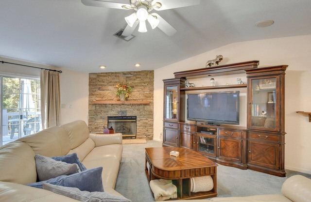 Lovely Lake Hartwell Retreat with Dock & Grill!