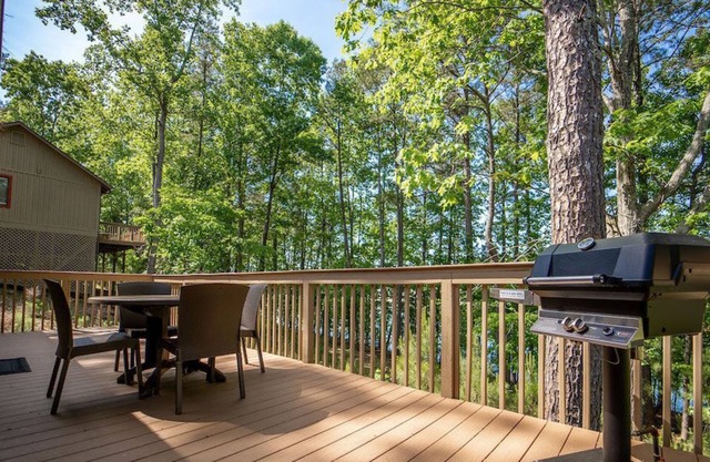 Lovely Lake House with Private Deck + Washer/Dryer