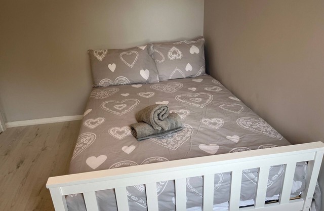 Lovely large refurbished 4 bedroom House - Welcome families and contractors