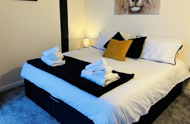 Lovely Modern Apartment - Grade 2 Building