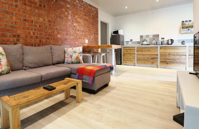 Lovely new flat near restaurants and beach with solar - free wifi and DSTV