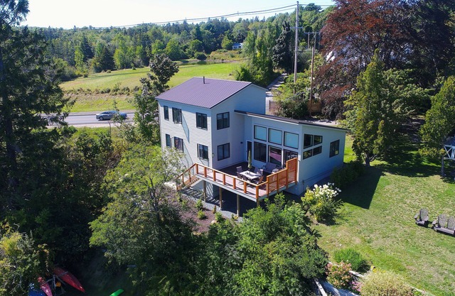 Lovely new waterfront 3 BR, 2 bath w/beach and kayaks! Friday to Friday rentals