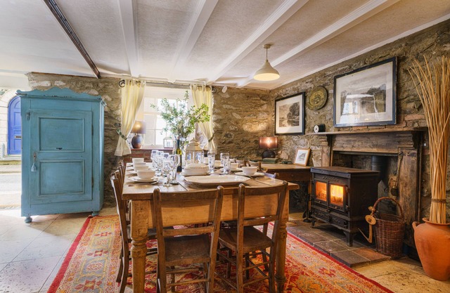 Lovely spacious quayside detached holiday house. Dog friendly. Sleeps 12