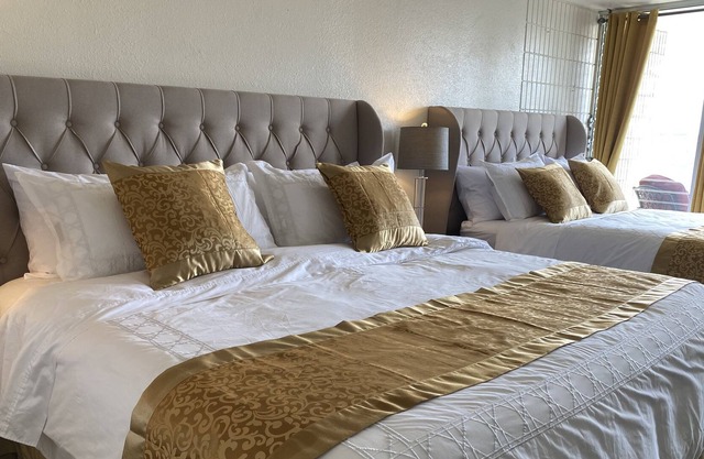 Lovely Studio with Million Dollar View of Waikiki and close to everything!