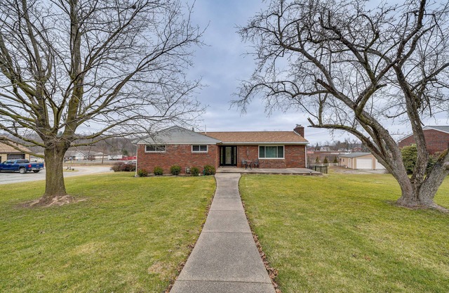 Lovely Valencia Home w/Yard & Private Pool!