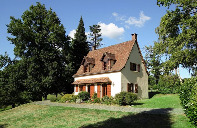 Lovely Villa in La Coquille with Swimming Pool