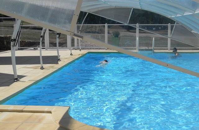 Lovely wooden house with large indoor pool (Erâble)