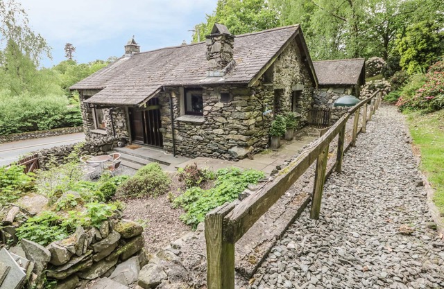 LOW BROW BARN, pet friendly, with open fire in Ambleside