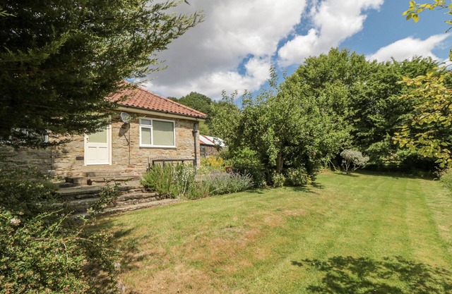 LOW MUFFLES BRIDGE, family friendly, with open fire in Pickering