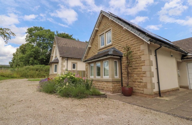 LOW ORCHARD HOUSE, family friendly, with open fire in Chipping