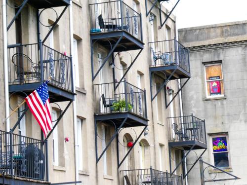 Lowden Suites with Balconies over River St and Private Parking