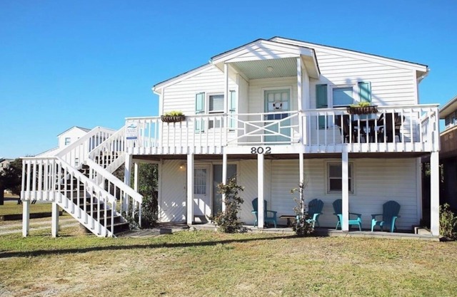 Lower Unit of Cozy cottage in Topsail Beach!