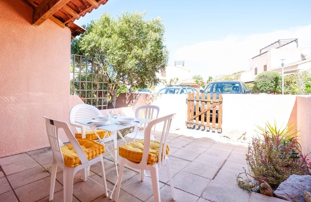 LS176:1-Room Villa with common pool,WLAN, near sea