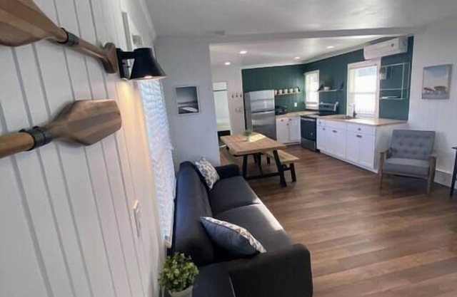 Ludington Ave Suite 1- blocks from downtown!