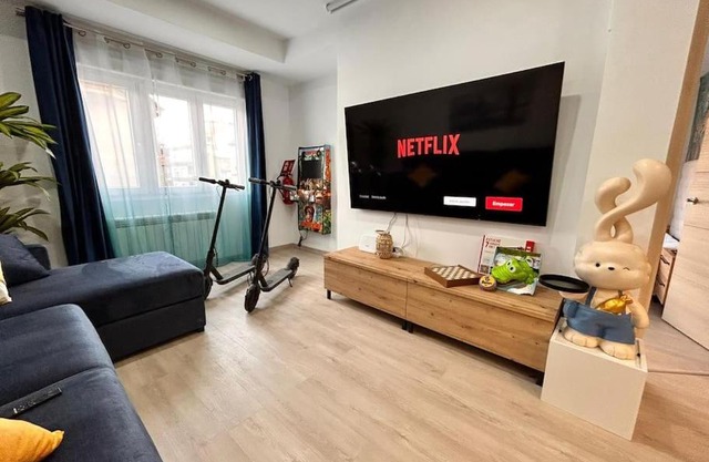 LUJO Proyector, Maquina Arcade, Wifi y Patinetes