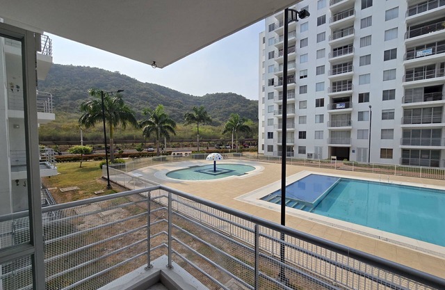 Lujoso Apartamento Vacacional en Girardot con Balcon y Vista a la Piscina.