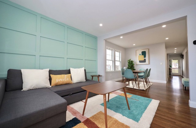 Luke House, Sleeps 14, Weddings, 2 Kitchens, Parking, Close to Airport & Boston