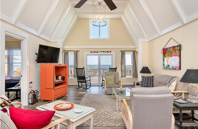 Lukes Hideaway by Oak Island Accommodations