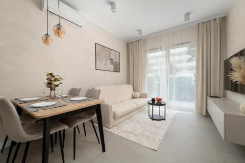 Luksusowy Apartament w Centrum Wrocławia Blisko Parku z Klimatyzacją w Salonie by Noclegi Renters