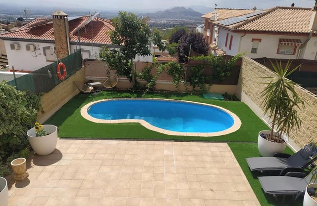 Luminosa y confortable casa con vistas y piscina