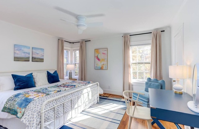 Luminous historic home - screen porch+patio dining