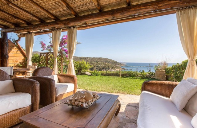 LUNA BAY HOME RETREAT with a view of Porto Luna Bay, 2 km from Villasimius