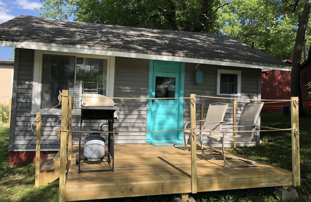 Luna Cottage located 5 min walk from Arnolds Park!