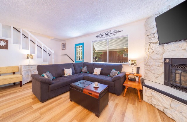 Luna Lodge - 4BR, 2BA Close to Hike, Bike