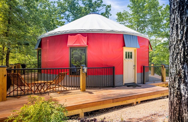 Lush Comfort, great for couples or small family, Huge Deck w/Privte Hot Tub