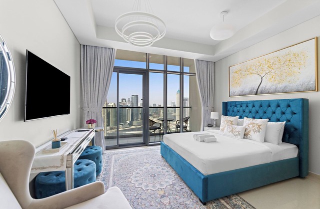 Lush studio with Pool & Dubai Water Canal Viewsn