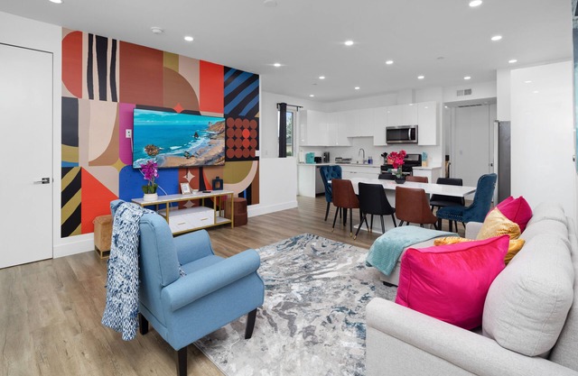 Lustrous Abode 4B3B QUEEN BEDS