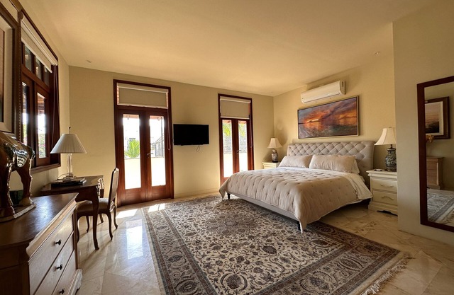 Lux 2-Level Townhouse with Stunning Historic Views