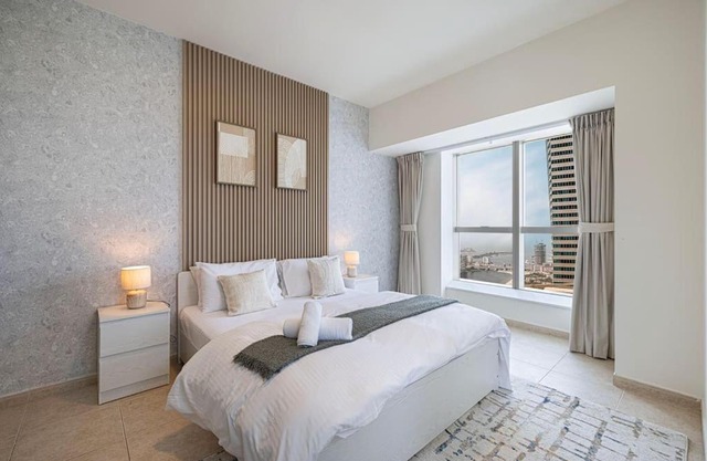 Lux 2BR with Sea Views in Marina