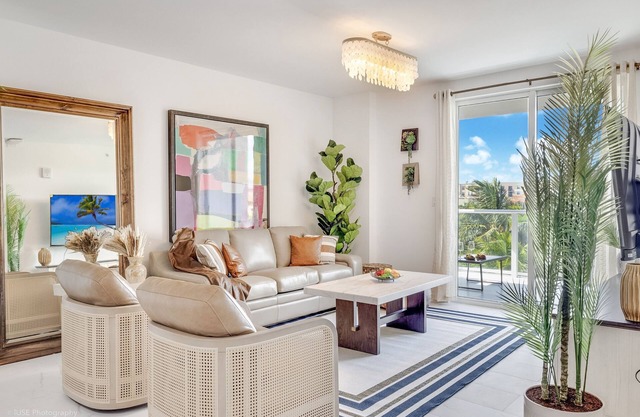 Lux 3BR City-View Retreat in Hollywood, 2nd Floor