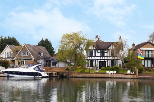 Lux 8Br Thamesfront Villa w Yacht & Sauna