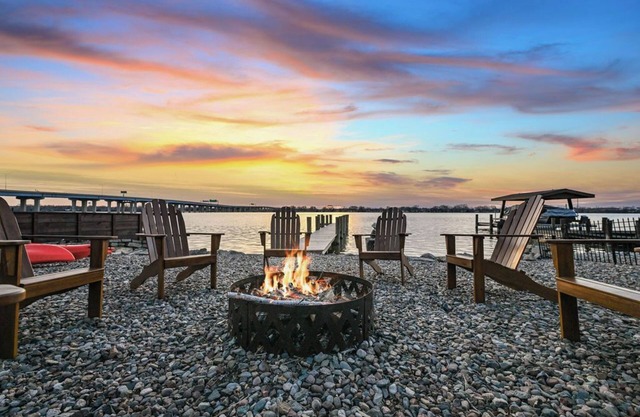 Lux Designer Lakefront Home with Views, Firepit, Dock, Kayaks, and up to 2 Dogs
