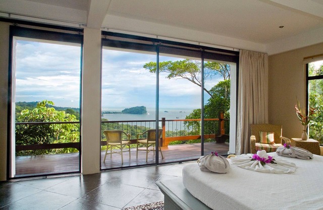 Lux Jungle Villa w/5 suites, Private Pool, Pacific Ocean Views, Game room