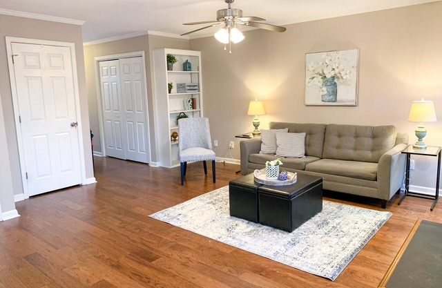 Lux King Suite- 16 miles of walking trails, central to Duke, UNC & RDU Airport