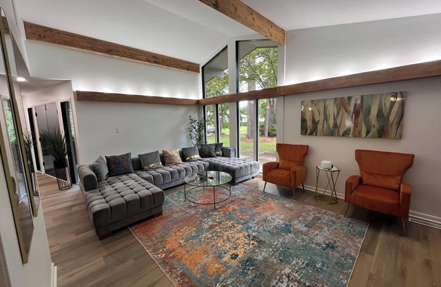 Lux MidCentury Mod! Sleeps 12! Movie thtr, bar & poker, gym, game rm, putt-patio