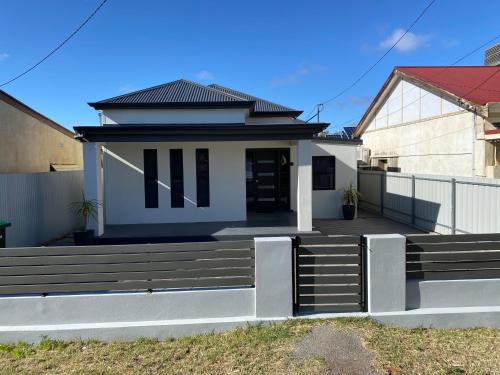 Lux Modern 4 Bedroom House Central CBD