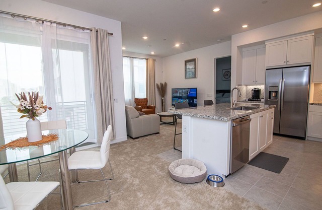 Lux new 2 bedroom condo 1 minute from Six Flags.
