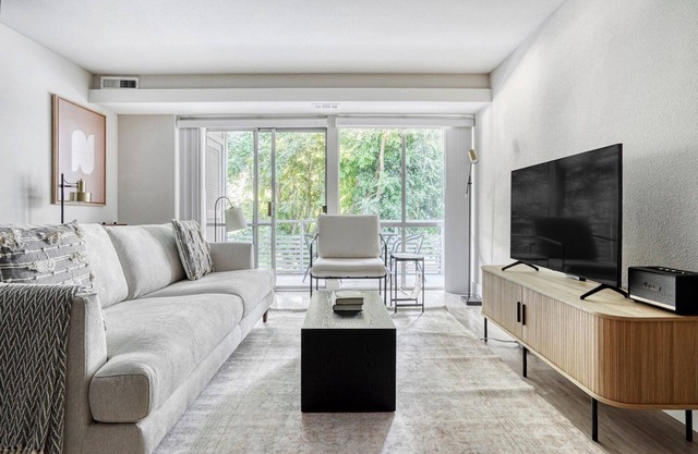 Lux Sunnyvale 1BR w/W/D, Gym & Pool, 10 min to FB & Google, by Blueground