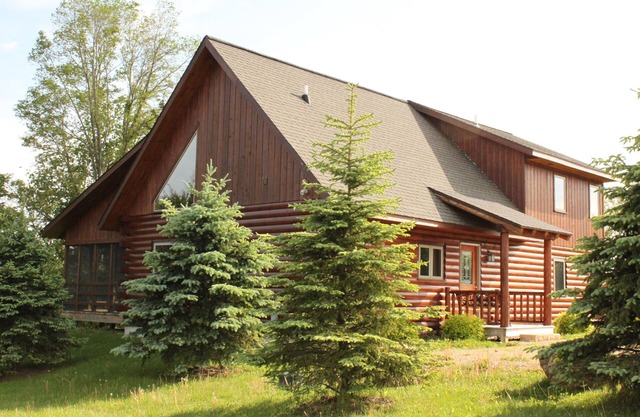 Lux True Log Lakehouse - 100% Privacy, Walk to Lake, Jacuzzi, Fireplace- Enjoy!