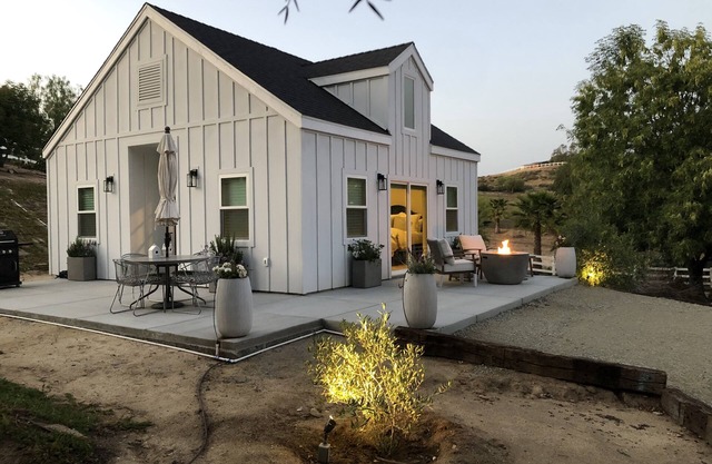 Lux Vineyard Escapes-Stylish Modern Barn