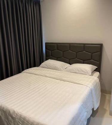 Luxe 1-Bedroom Haven with Ocean View on the 5th Floor of Kalani Tower