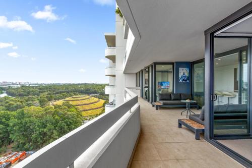 Luxe 2-Bed: Modern Interiors Balcony & BBQ Area