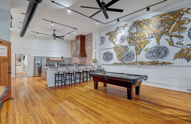 Luxe 220, Unit 6 - Adjoining Pool Table Penthouse Suites